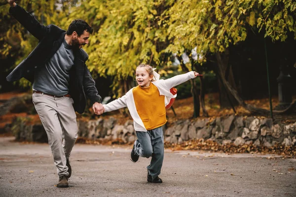 Parkta Koşan Oyuncu Baba Kız Kırmızı Balon Tutan Kız Sonbahar — Stok fotoğraf