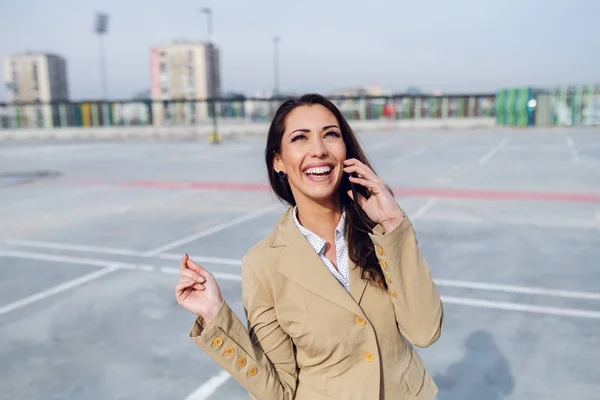 Superbe Brune Caucasienne Vêtue Une Veste Beige Debout Sur Parking — Photo