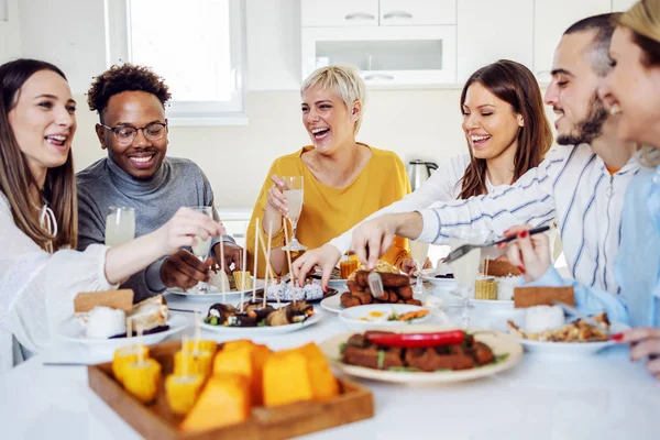 Grupo Amigos Multiculturais Felizes Sentados Mesa Jantar Casa Bebendo Limonada — Fotografia de Stock