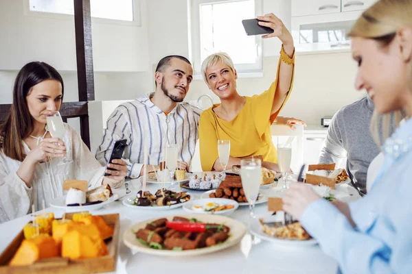 Grupo Amigos Multiculturais Tendo Almoço Saudável Casa Dois Deles Tirar — Fotografia de Stock