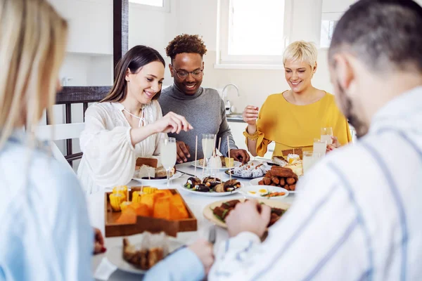 Grupo Amigos Multiculturais Felizes Almoçando Casa — Fotografia de Stock