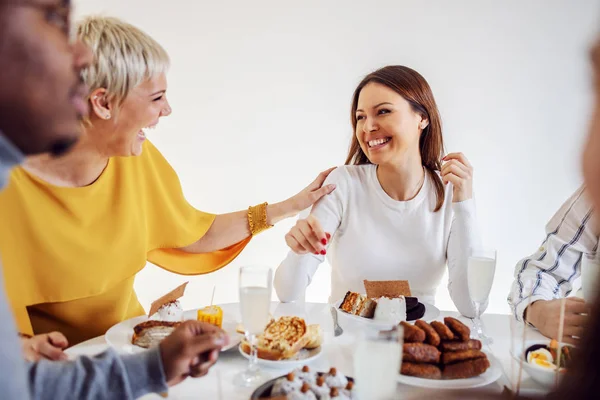 Duas Melhores Amigas Sentadas Mesa Jantar Rindo Conversando — Fotografia de Stock