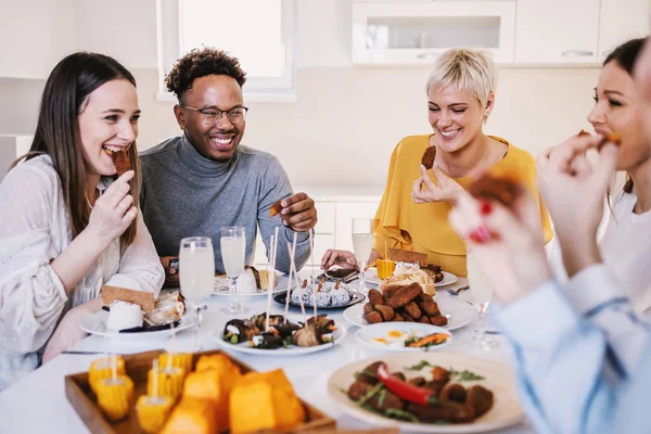 Grupo Amigos Multirraciais Felizes Sentados Mesa Jantar Casa Para Almoço — Fotografia de Stock