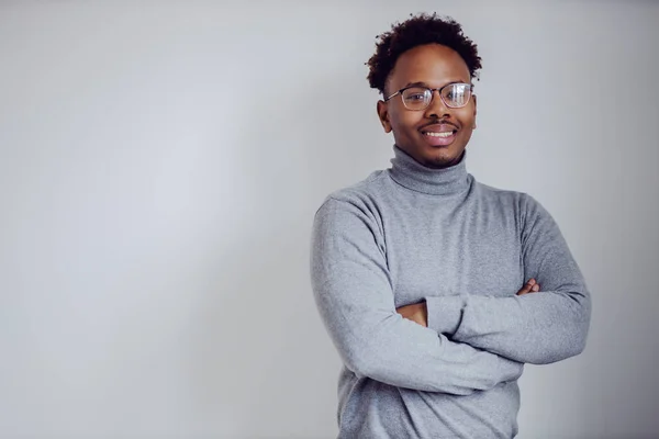 Çekici Gülümseyen Kollarını Kavuşturup Kameraya Bakan Afro Amerikan Adam — Stok fotoğraf