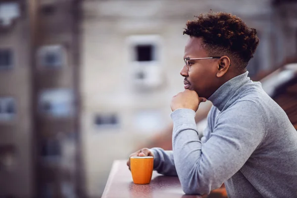 Çekici Afro Amerikan Erkeğinin Yan Görünüşü Eğilip Elinde Kahve Bardağıyla — Stok fotoğraf