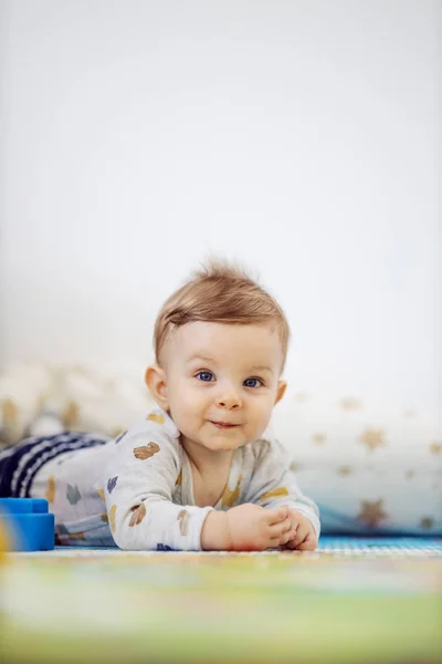 Απολαυστικό Χαμογελαστό Αγόρι Μπλε Μάτια Ξαπλωμένο Στο Στομάχι Στο Πάτωμα — Φωτογραφία Αρχείου