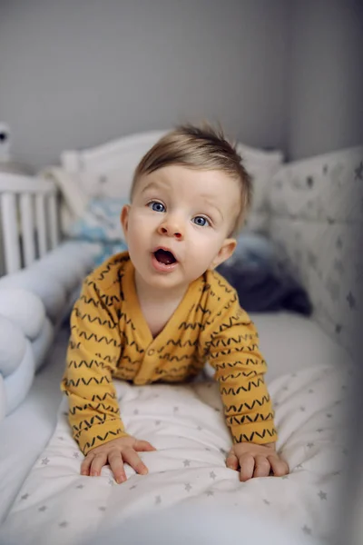 Adorable Niño Rubio Con Hermosos Ojos Azules Acostado Cuna Balbuceando — Foto de Stock