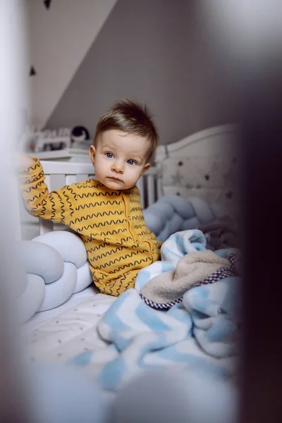 Verdrietig Eenzaam Schattig Klein Blond Baby Jongen Zitten Zijn Wieg — Stockfoto