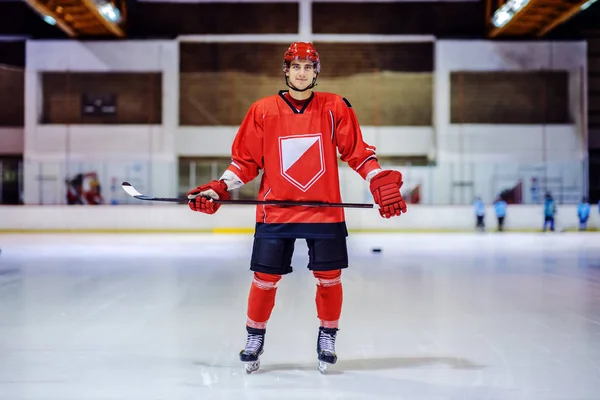 Full Längd Stilig Hockeyspelare Håller Stick När Står Hallen Och — Stockfoto