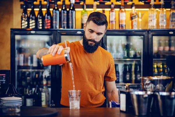 Young Attractive Muscular Caucasian Bearded Tattooed Barman Standing Bar Counter — Stock Photo, Image