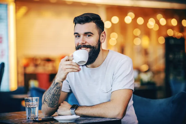 Młoda Atrakcyjna Muskularna Biała Hipsterka Pijąca Kawę Kawiarni Przerwę Lunch — Zdjęcie stockowe