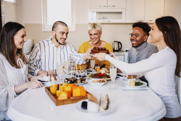 Grupo Amigos Felizes Multiculturais Sentados Mesa Jantar Almoçando Casa Mulher — Fotografia de Stock