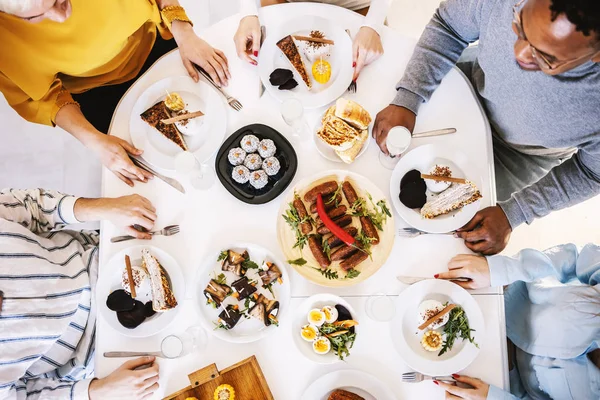 多文化の友人5人が食卓に座り 健康的な昼食をとる姿 — ストック写真
