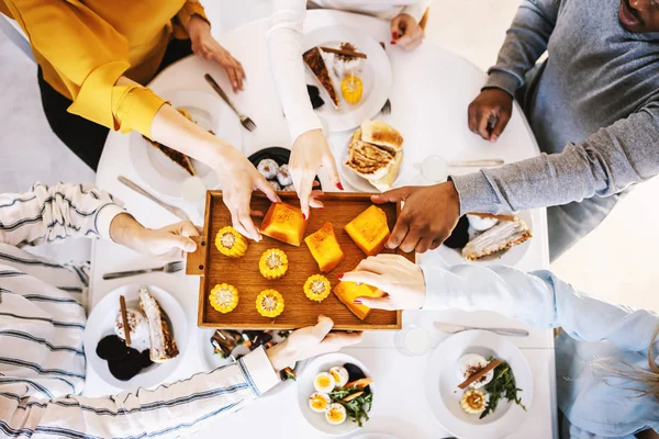 Bovenaanzicht Van Vijf Multiculturele Vrienden Die Aan Tafel Zitten Gezond — Stockfoto