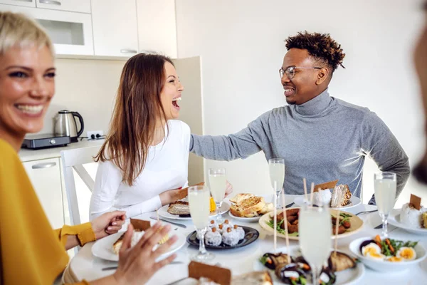 Amigos Multirraciais Felizes Tendo Refeição Saudável Para Almoço Casa Eles — Fotografia de Stock