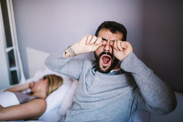 Jovem Barbudo Bocejando Esfregando Olhos Tentando Acordar Manhã Cedo Enquanto — Fotografia de Stock