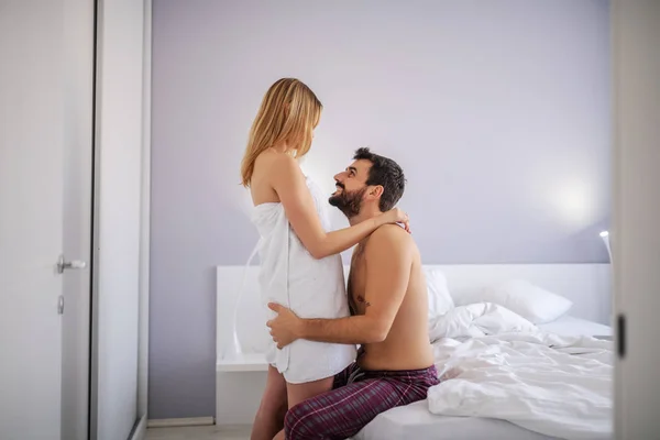 Joven Pareja Apasionada Abrazándose Dormitorio — Foto de Stock