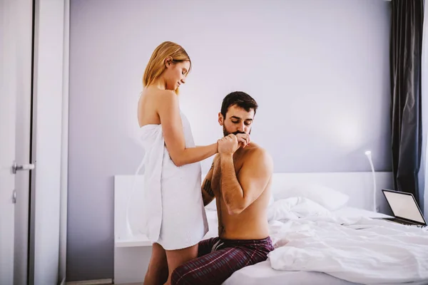 Jonge Vrouw Gewikkeld Een Handdoek Staan Verleiden Haar Vriendje Man — Stockfoto