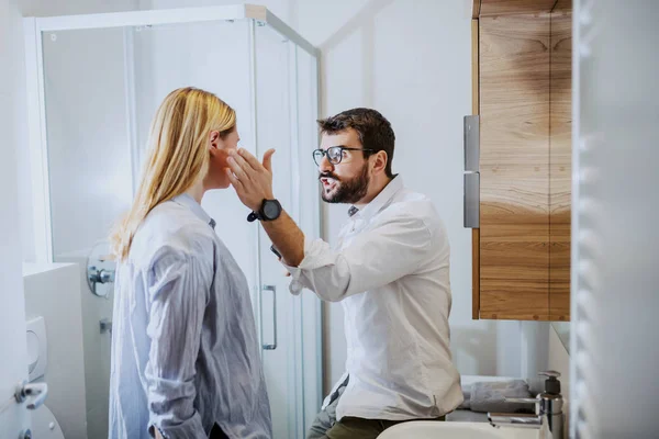 Een Jong Stel Dat Badkamer Vecht Man Gewelddadig Slaan Vrouw — Stockfoto