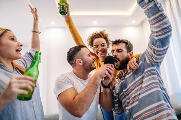 Group Best Friends Having Fun Home Drinking Beer Having Karaoke — ストック写真