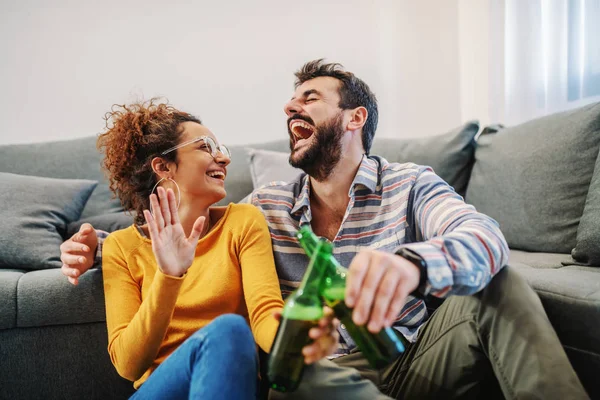 Casal Bonito Jovem Relaxando Casa Estão Brindar Com Cerveja Domingo — Fotografia de Stock