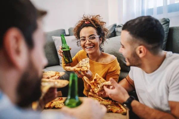 Grupo Mejores Amigos Celebrando Una Fiesta Pizza Casa Están Charlando — Foto de Stock