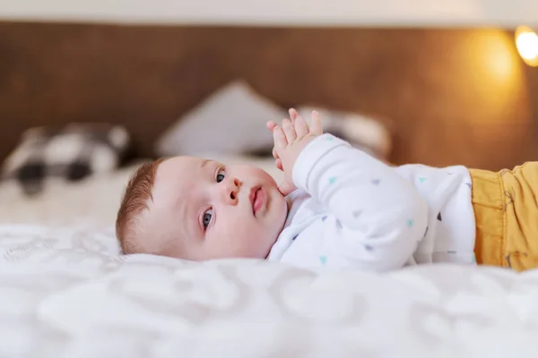 Vista Laterale Carino Ragazzo Caucasico Sei Mesi Sdraiato Sul Letto — Foto Stock