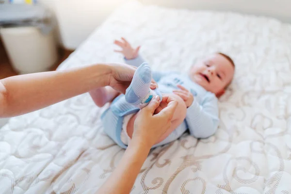 Şefkatli Beyaz Bir Annenin Bebek Ayaklarına Küçük Çoraplar Giydirmesine Yakın — Stok fotoğraf