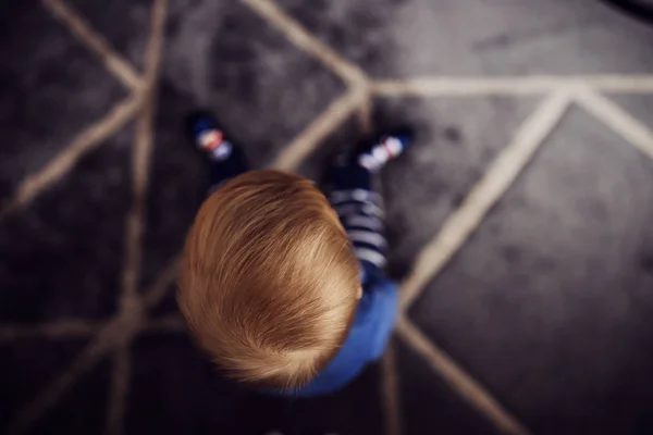 Вид Сверху Маленького Мальчика Сидящего Дома Ковре — стоковое фото