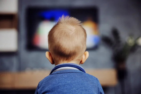 Вид Сфокусированного Мальчика Сидящего Полу Гостиной Смотрящего Мультики Телевизору — стоковое фото