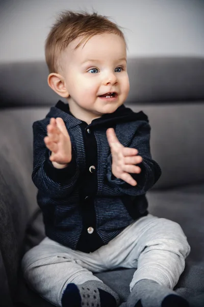 Alegre Adorable Niño Riendo Aplaudiendo Con Las Manos Sentado Sofá —  Fotos de Stock