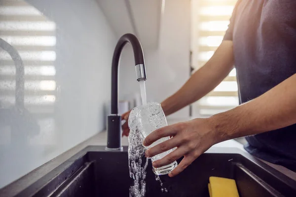 Gros Plan Homme Remplissant Verre Eau Fraîche Robinet — Photo