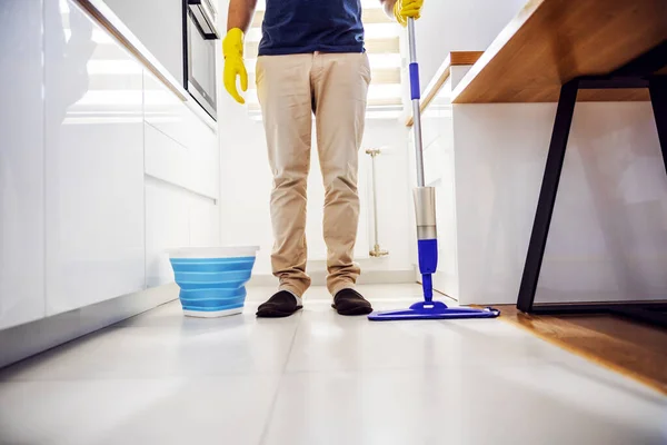 Pemuda Puas Berdiri Dapur Dengan Pel Tangan Dapur Lantai Semua — Stok Foto