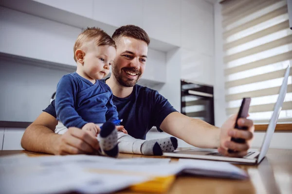 Joven Papá Sonriente Tomando Selfie Con Amado Hijo Único Que — Foto de Stock