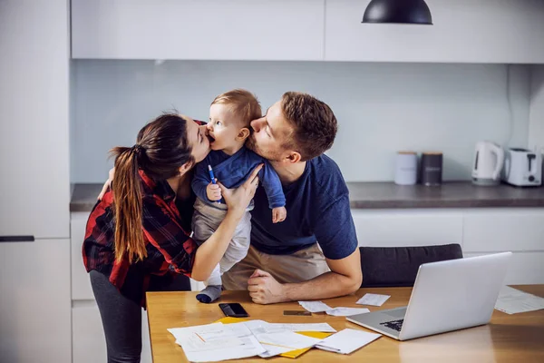 Jovens Pais Felizes Orgulhosos Cozinha Beijando Seu Único Filho Amado — Fotografia de Stock