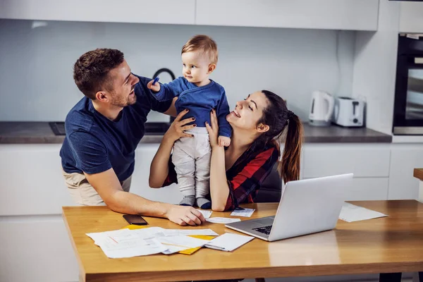 Les Jeunes Parents Payent Les Factures Ligne Pour Maison Avec — Photo