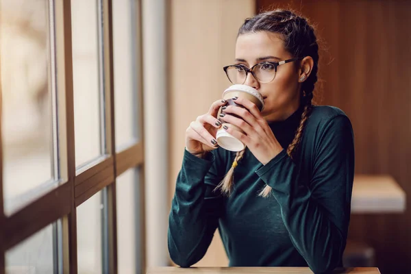 Portret Zamyślonej Młodej Kobiety Siedzącej Kawiarni Pijącej Świeżą Kawę Jednorazowego — Zdjęcie stockowe