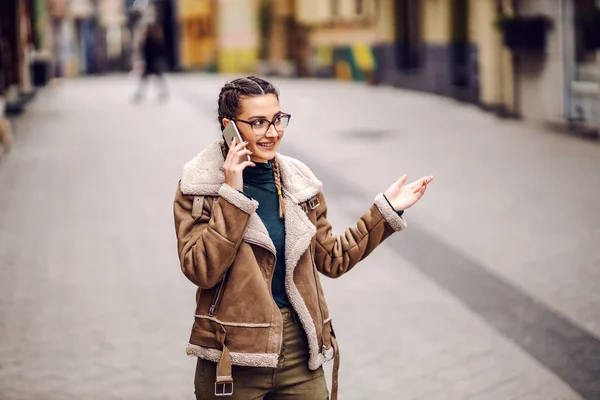 Driekwart Lengte Glimlachende Mooie Jonge Vrouw Die Straat Staat Aan — Stockfoto