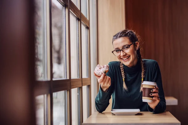 Mulher Sorridente Sentada Café Segurando Donut Xícara Com Café Pausa — Fotografia de Stock