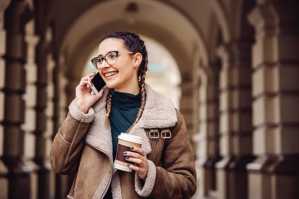 Glimlachende Modieuze Vrouw Die Campus Staat Wegwerpbeker Met Koffie Vasthoudt — Stockfoto