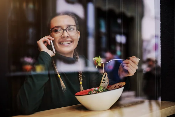 Joven Mujer Sonriente Sentada Restaurante Junto Ventana Almorzando Sano Hablando — Foto de Stock