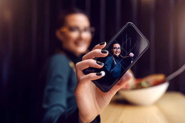 Jovem Sentada Restaurante Lado Janela Posando Tirando Selfie Ela Vai — Fotografia de Stock