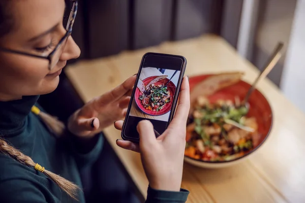 Ovanifrån Kvinna Sitter Restaurang Bredvid Fönstret Och Tar Foto Hennes — Stockfoto