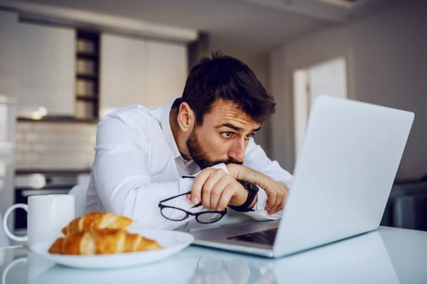 Joven Hombre Barbudo Guapo Sentado Mesa Comedor Apoyado Mesa Leyendo —  Fotos de Stock