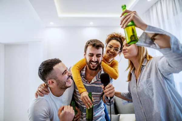 Group Best Friends Having Fun Home Drinking Beer Having Karaoke — ストック写真