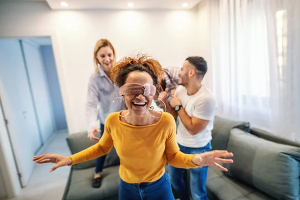 Een Groep Beste Vrienden Die Zich Thuis Vermaken Spelen Blind — Stockfoto