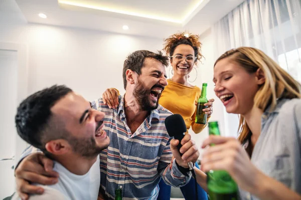 Group Best Friends Having Fun Home Drinking Beer Having Karaoke — Stok fotoğraf