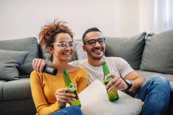 Young Attractive Couple Sitting Home Drinking Beer Watching Television Relaxation — Stok fotoğraf