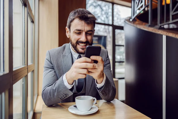 Joven Hombre Negocios Sonriente Sentado Cafetería Una Pausa Para Tomar — Foto de Stock