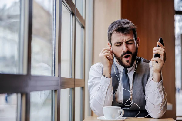 Giovane Uomo Affari Barbuto Allegro Seduto Mensa Ascoltare Musica Smart — Foto Stock